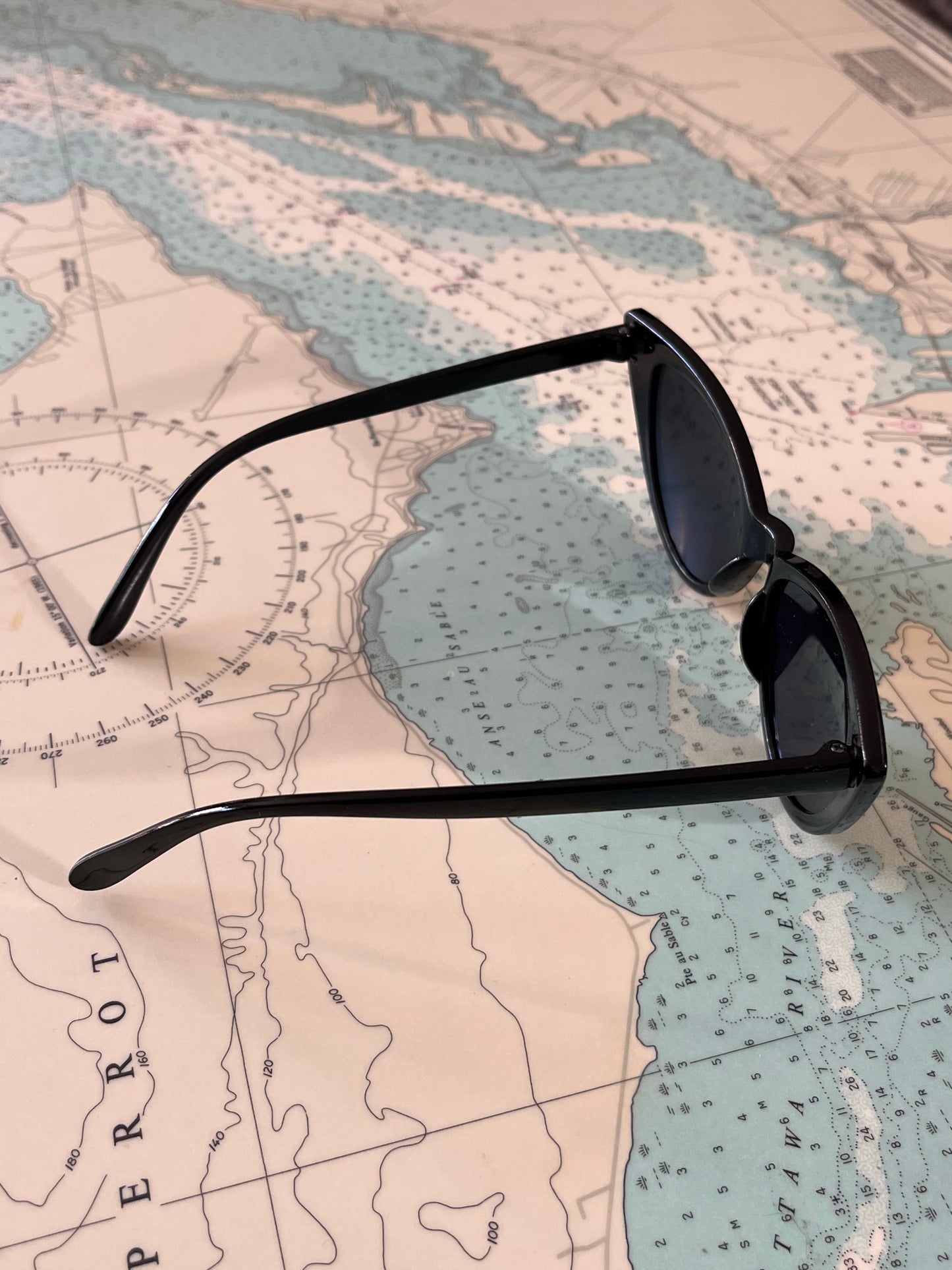 Vintage Black Acrylic Cat's Eye Sunglasses