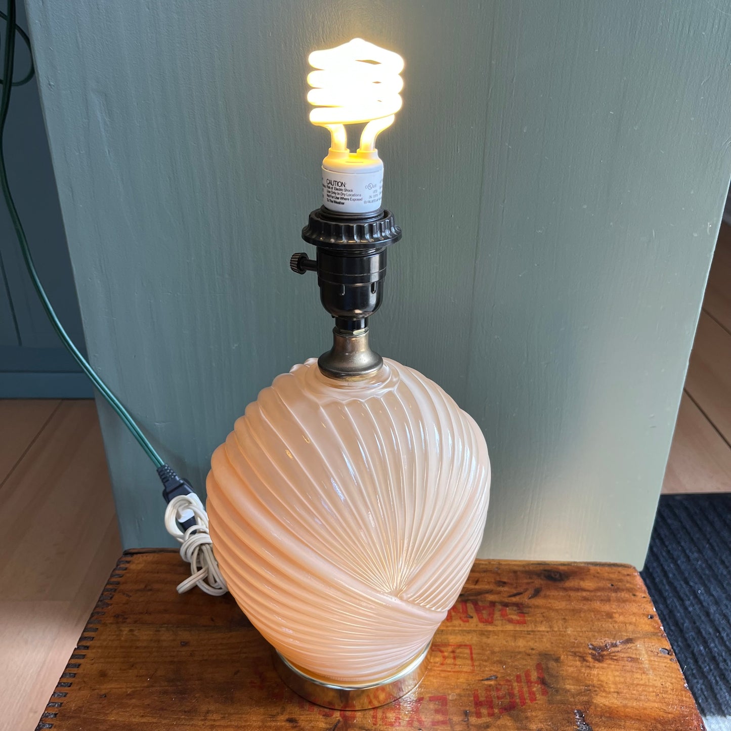 Vintage 80s Deco Peach Glass Shell Lamp