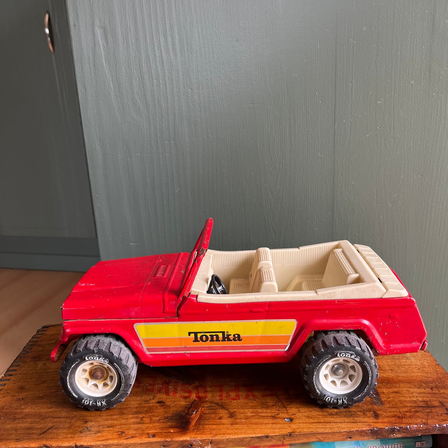 Vintage 80s Tonka Jeep / Jeepster Pressed Metal Toy Truck