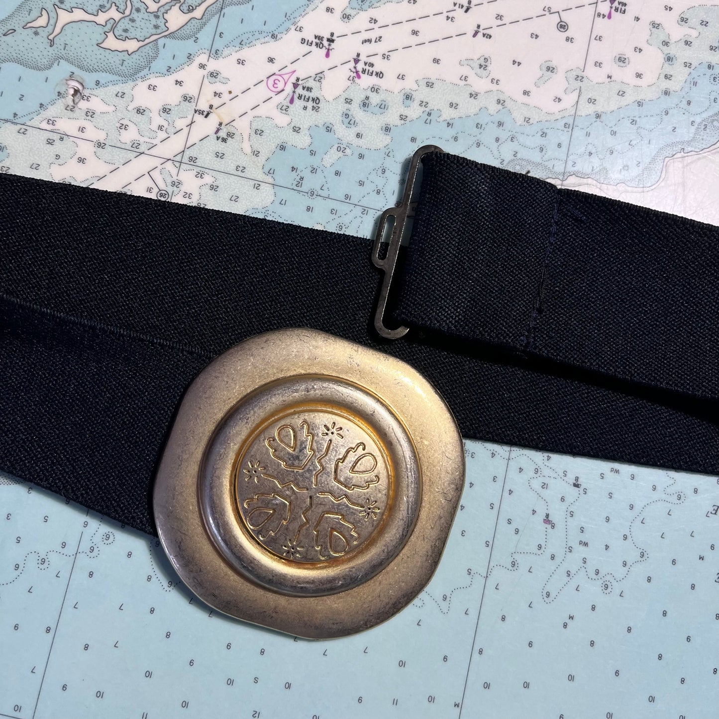 Vintage 90s Gold Medallion Buckle Elastic Belt