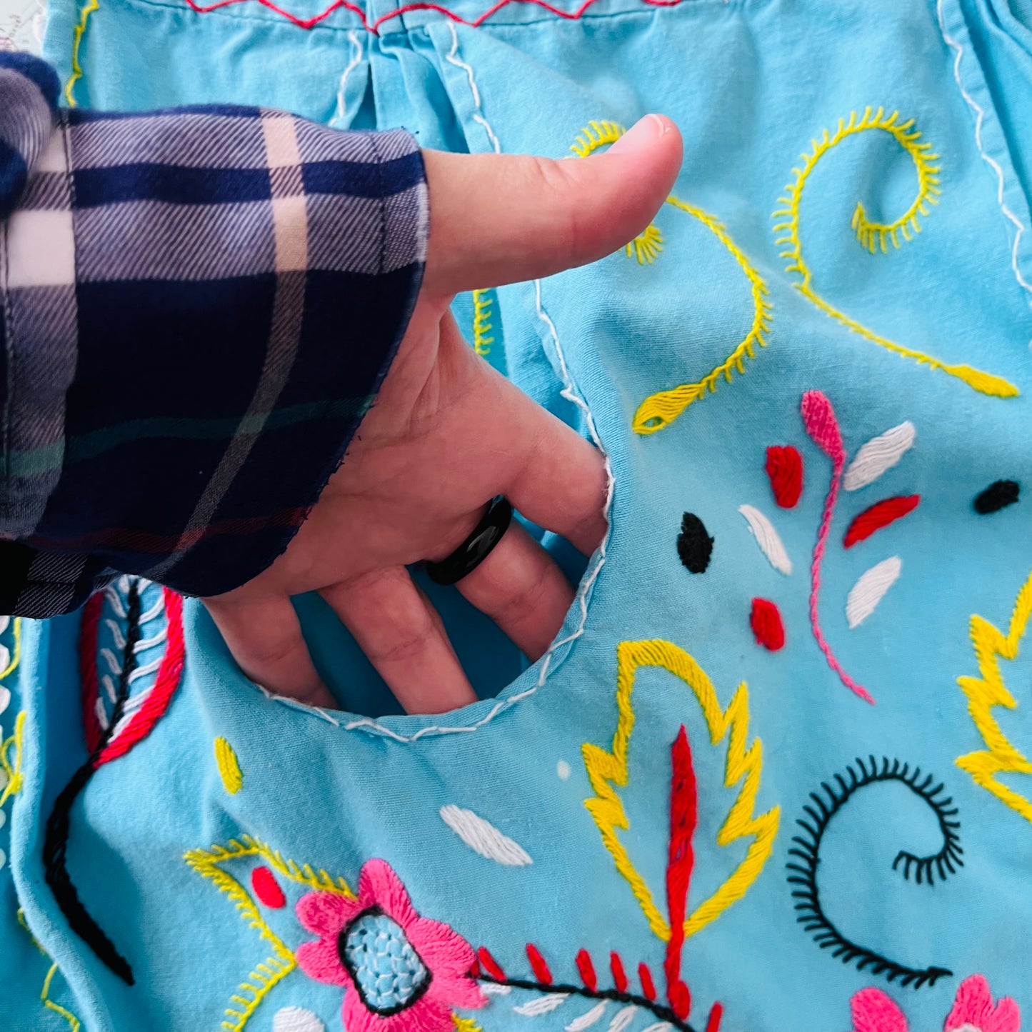 Vintage 50s Blue Embroidered Madeira Apron with Pockets