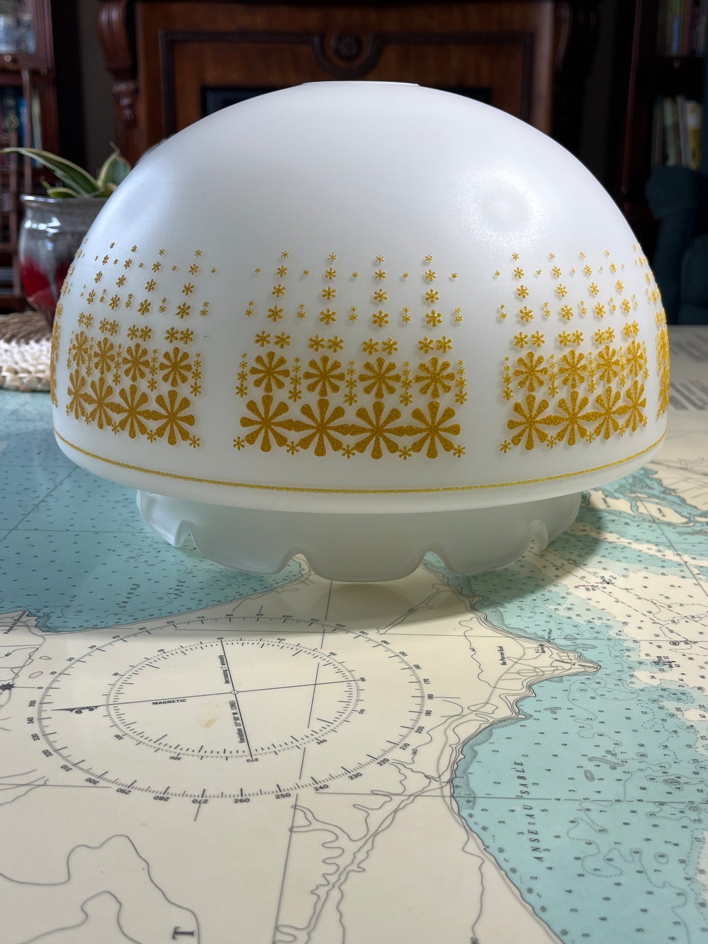 Vintage 70s Glass Floral Pattern Light / Lamp Shade