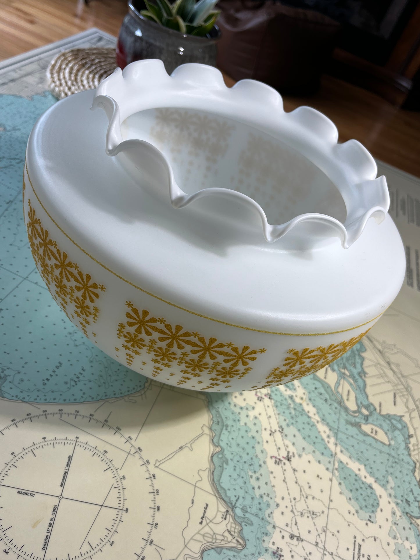 Vintage 70s Glass Floral Pattern Light / Lamp Shade