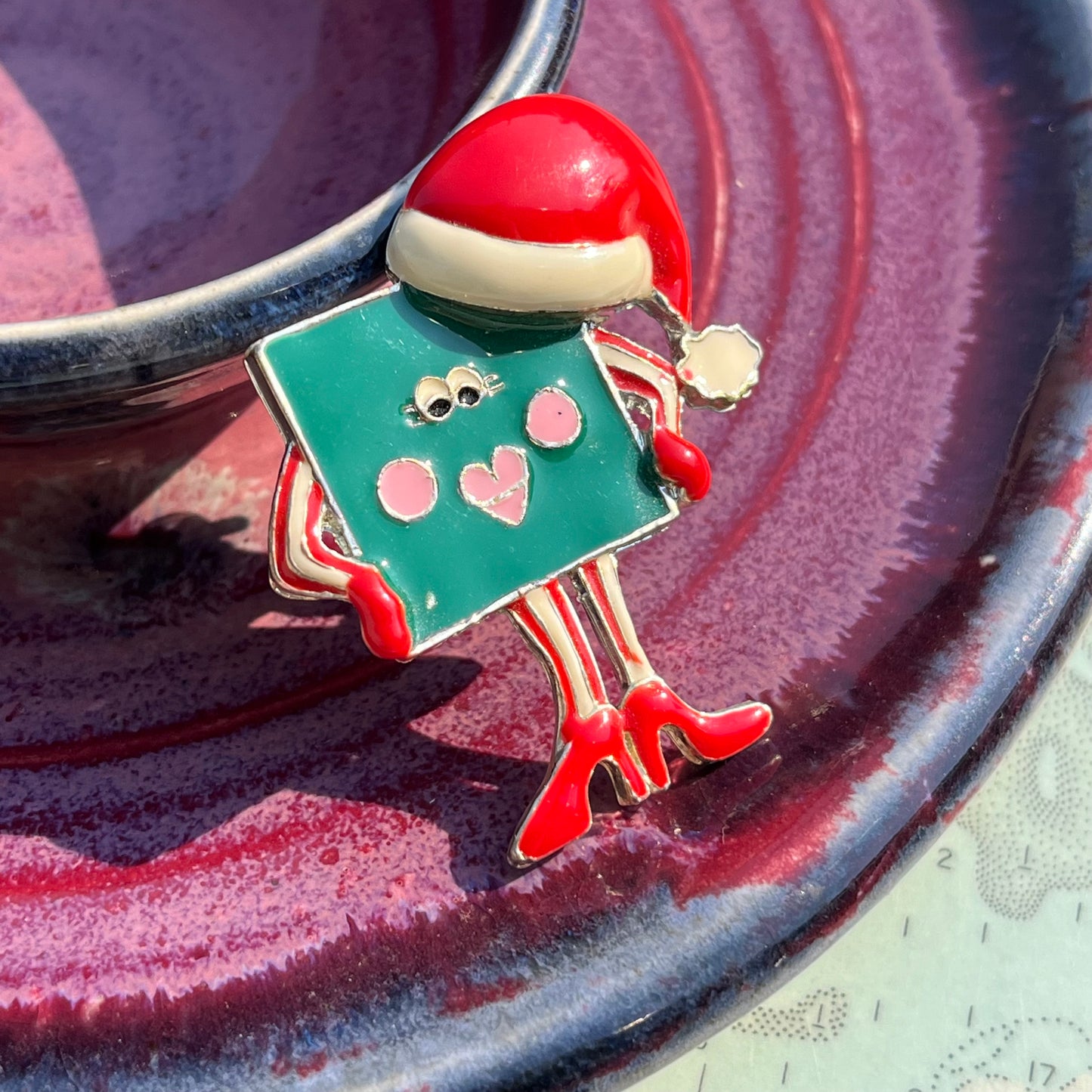 Vintage 90s Anthropomorphic Christmas Gift / Holiday Pin / Brooch