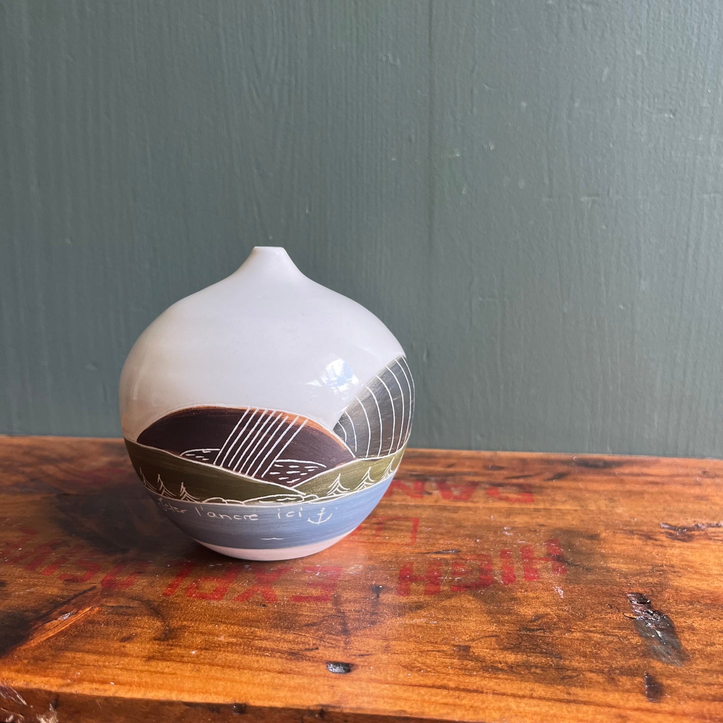 Jeter L’ancre Ici McNeil Small Decorative Ceramic Vase