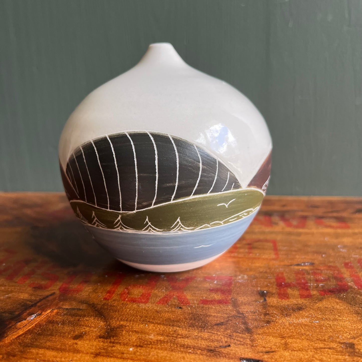 Jeter L’ancre Ici McNeil Small Decorative Ceramic Vase