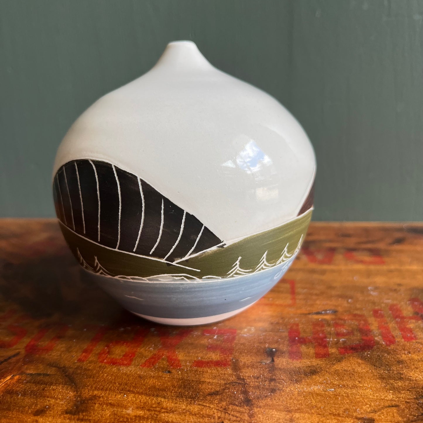 Jeter L’ancre Ici McNeil Small Decorative Ceramic Vase