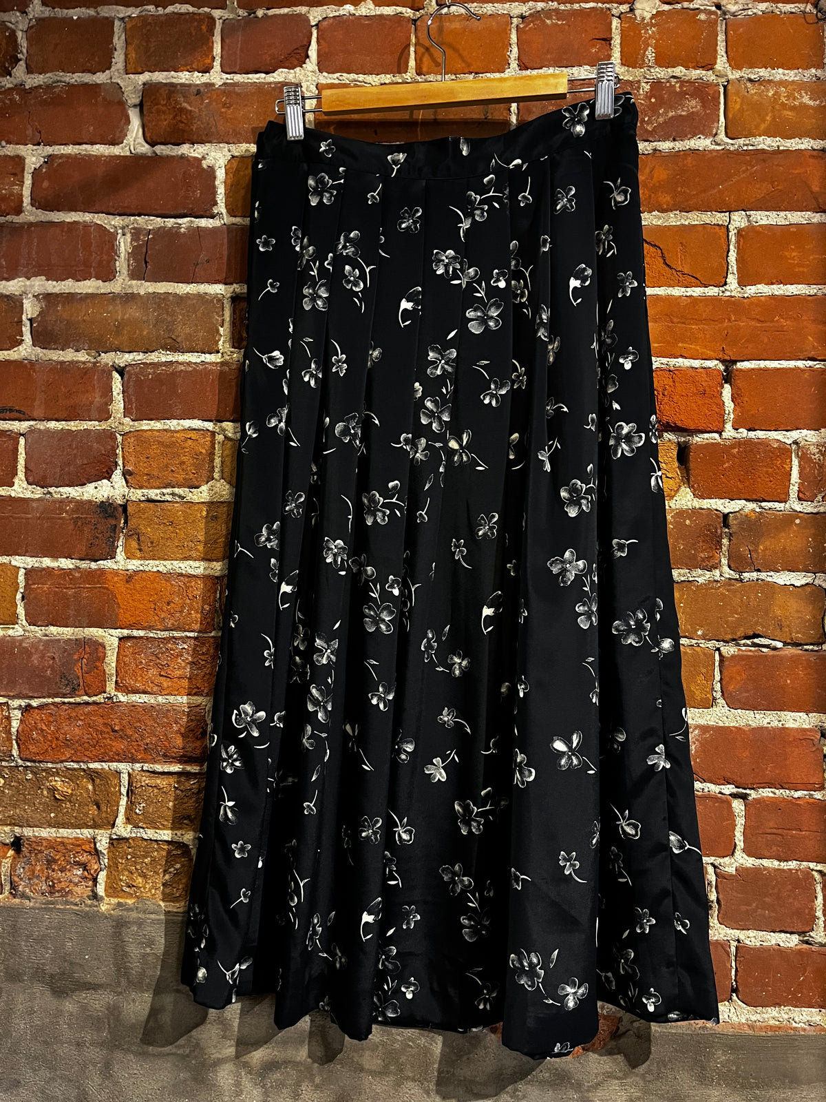 Vintage Dark Floral Tabi International Pleated Full Length Skirt