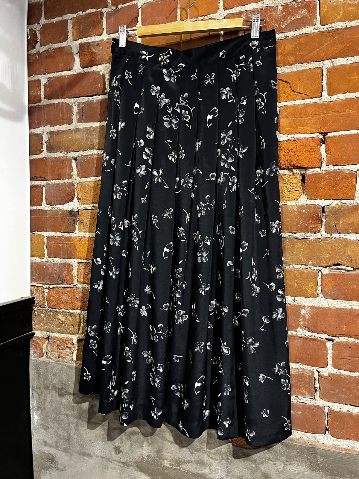 Vintage Dark Floral Tabi International Pleated Full Length Skirt